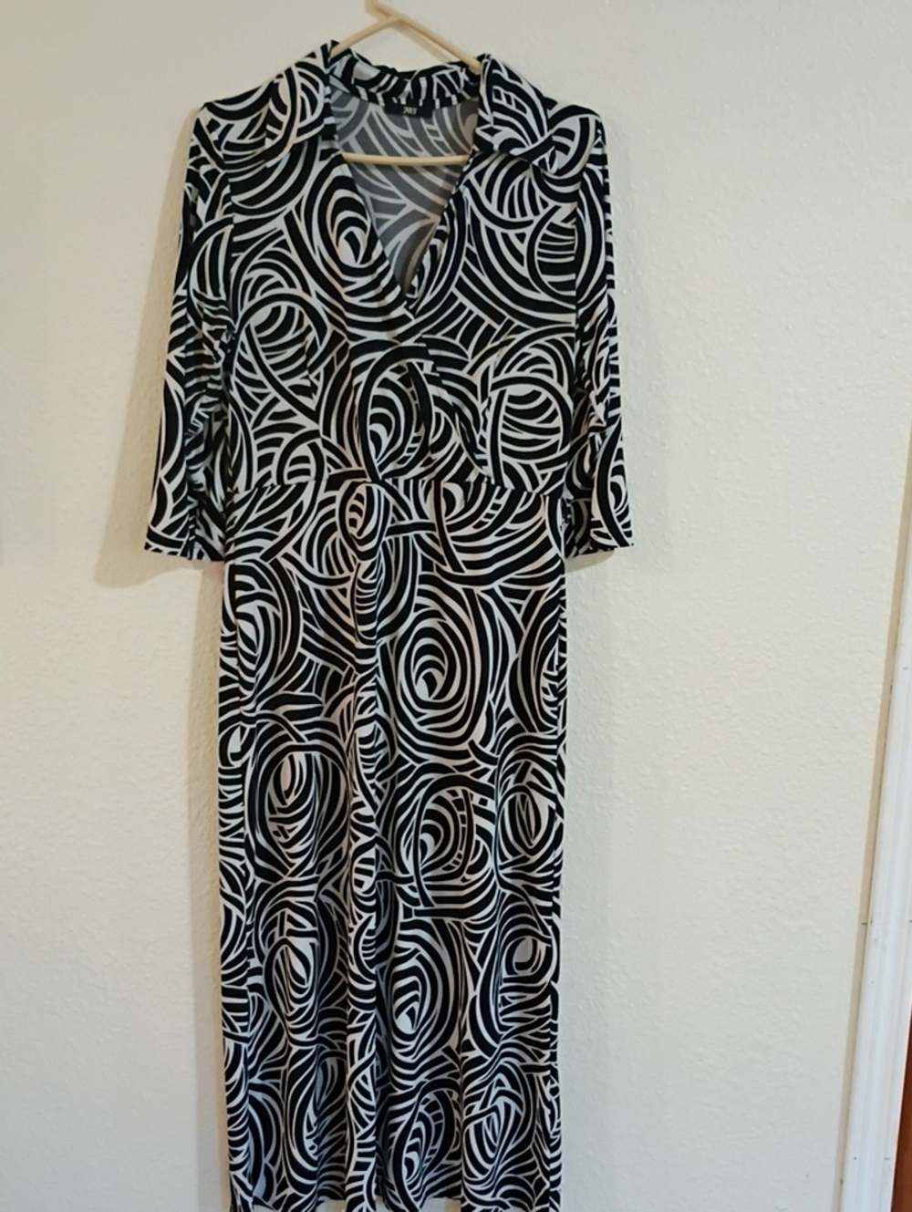 Black & White Swirl V-Neck Women's Dress